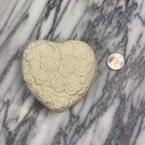Beautiful Lenox rose heart keepsake box with gold trim on lid, new without box